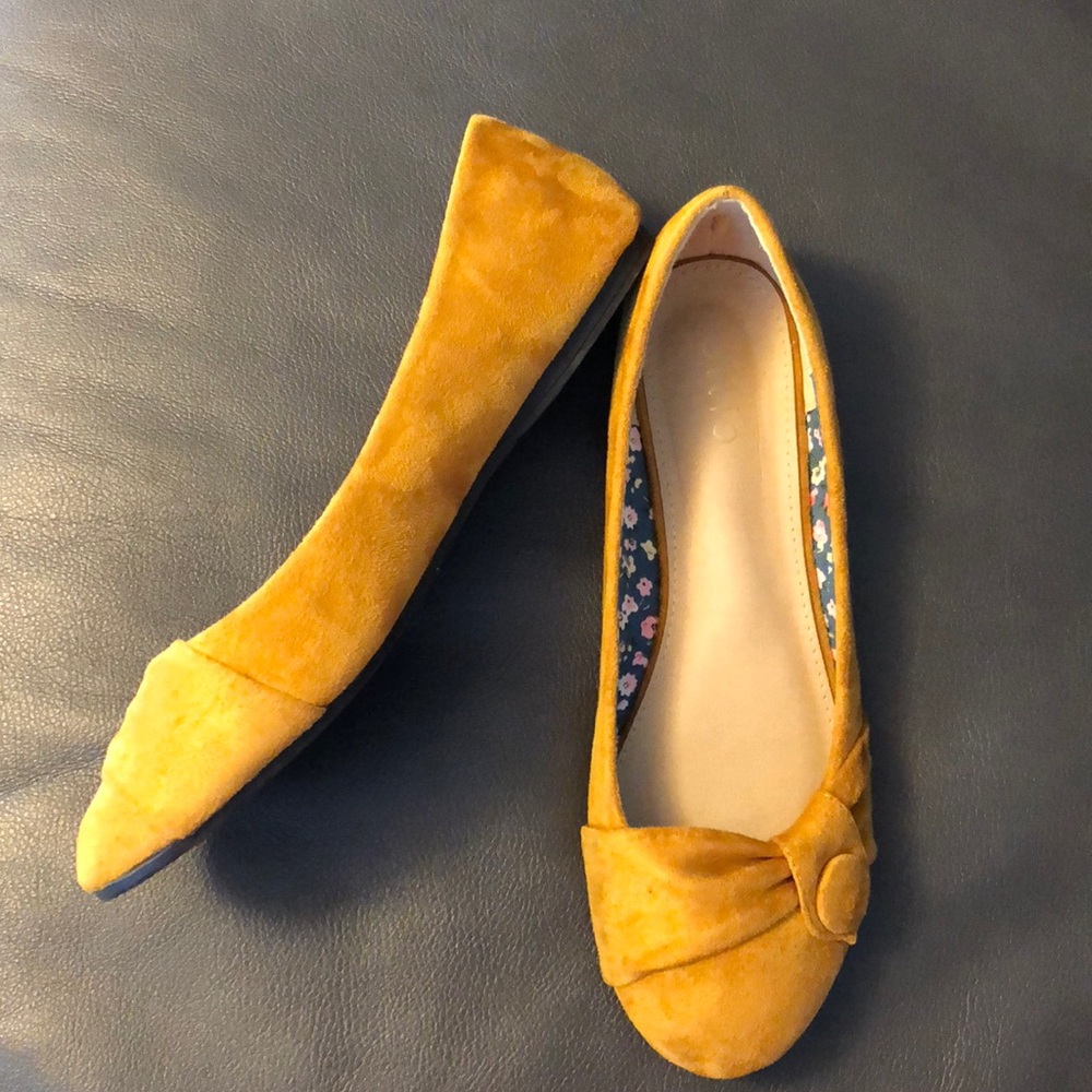 Faux suede decorative button ballet flat